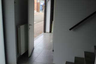 Bezichtiging : Zondag van 11u tot 12u.<br /><br /> Deze volledig ingerichte en recente energiezuinige nieuwbouw rijwoning (2017) beschikt over 3 slaapkamers, 2 badkamers , ruime garage en 3 terrassen. Op de benedenverdieping is er een slaapkamer met eigen badkamer, die gebruikt kan worden als gastenverblijf of bureel. Deze badkamer heeft een inloopdouche en een wasbekken met spiegelkast. Op dit niveau kun je de traphal, een toilet en een ruime garage met wasgelegenheid terugvinden.<br />Op de eerste verdieping bevindt zich een ruime leefruimte met een open, volledig geïnstalleerde keuken en twee terrassen (voor en achterkant).<br />De tweede verdieping bevat 2 slaapkamers waarvan een met een terras vooraan, badkamer met inloopdouche en 2 wasbekkens, spiegelkast en een toilet. Verder nog een technische ruimte voor de verwarming en verluchtingsmodule.<br />De trappen zijn van donkergrijze natuursteen gemaakt . De toiletten worden gespoeld met regenwater vanuit een put met automatisch vulsysteem. De rioleringen zijn gescheiden. Waterontharder aanwezig en 11 zonnepanelen vullen het comfort verder aan.<br />De ligging is centraal gelegen in Herent en winkels, bushalte en school bevinden zich op wandelafstand.<br />De woning is vrij van gebruik en beschikbaar na ondertekening van de akte.