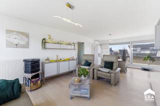 <p><strong>Te koop: uitzonderlijk ruim duplexappartement (±164 m²) met 4 slaapkamers, 2 badkamers, 2 terrassen en zeer veel lichtinval</strong></p>

<p>Dit duplexappartement, gelegen op Paardenmarkt 14, bevindt zich op wandelafstand van winkels, horeca en openbaar vervoer. Bovendien is er steeds voldoende parkeergelegenheid vlak naast het gebouw. </p>

<p>Indeling:<br />• Inkomhal met inbouwkast en afzonderlijk toilet<br />• Ruime, lichtrijke leefruimte met <strong>parketvloer </strong>en directe toegang tot het terras<br />• Eethoek aansluitend op de keuken<br />• Volledig uitgeruste keuken met praktische indeling en aangrenzende berging<br />• <strong>Vier slaapkamers</strong> verdeeld over twee verdiepingen<br />• <strong>Twee badkamers</strong>, waarvan één met inloopdouche en dubbele wastafel<br />• <strong>Twee terrassen (samen 30 m²) met oost- en westoriëntatie</strong><br />• Technische ruimte en extra bergruimte</p>

<p>Troeven:<br />• Centrale ligging in het hart van Poperinge<br />• Duplexindeling met veel ruimte en mogelijkheden (gezin, thuiswerk, hobbyruimte…)<br />• Twee terrassen met verschillende oriëntaties, zodat je de<strong> hele dag van de zon kan genieten</strong><br />• <strong>Energiezuinig (EPC B – 129 kWh/m²)</strong><br />• <strong>Elektriciteit conform</strong><br />• <strong>Fietsenstalling aanwezig</strong><br />• <strong>Asbestvrij (bouwjaar na 2001)</strong></p>

<p>Neem vandaag nog contact op met je ERA-makelaar voor een bezoek!</p>

<p>JOUW DROOMAPPARTEMENT. ZO GEVONDEN! &amp;#127969;</p>