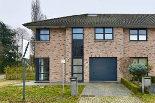 Deze ruime, moderne energiezuinige woning is gelegen aan de rand van Eeklo, in een rustige straat. De zonnepanelen en een warmtepomp dragen bij...