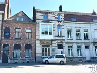 <p>Prachtig herenhuis, ideaal gelegen aan de boulevards van Doornik, opgedeeld in drie ruime appartementen in perfecte staat, allemaal verhuurd en met kelders in de onderbouw.</p><p>Gelijkvloers: Appartement van 70m² met een mooie leefruimte, ingerichte keuken, slaapkamer, badkamer, terras en tuin van 400m². Verhuurd voor €780/maand.</p><p>1e verdieping: Appartement van 60m² met een lichte woonkamer, ingerichte keuken, slaapkamer, bureau, badkamer en balkon/terras. Verhuurd voor €680/maand.</p><p>2e verdieping: Duplex met woonkamer, ingerichte keuken en grote slaapkamer op de bovenverdieping. Verhuurd voor €600/maand.</p><p>Technische kenmerken: Volledig dubbel glas, centrale verwarming op gas, elektriciteit conform tot 2037, maandelijkse huuropbrengst: €2.030.</p>