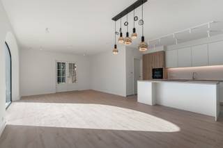 <p><span>Op een rustige en goed bereikbare locatie bevindt zich deze moderne nieuwbouwwoning met vier slaapkamers. De woning combineert een aangename, praktische indeling met een hoogwaardige afwerking en een energiezuinige technische uitrusting.</span></p><p><span>Via de ruime inkomhal met gastentoilet komt u in de leefruimte, met een totaal van 4,45m². Dankzij de grote raampartijen geniet deze ruimte van veel natuurlijk licht en een mooi zicht op de tuin. De leefruimte sluit rechtstreeks aan op de volledig ingerichte keuken met centraal eiland. Deze is uitgerust met een inductiekookplaat met geïntegreerde afzuiging, vaatwasser, koelkast en ruime opbergmogelijkheden.<br /> Aansluitend bevindt zich een praktische berging met aansluitingen voor wasmachine en droogkast. </span></p><p><span>Op de eerste verdieping bevinden zich drie ruime slaapkamers, telkens tussen de 10m² en 16m² groot. De badkamer beschikt over een ligbad en dubbele wastafel. Daarnaast is er een afzonderlijke douchekamer, wat extra comfort biedt voor een gezin. Alle slaapkamers zijn uitgerust met individuele airconditioning.</span></p><p><span>De tweede verdieping omvat een polyvalente ruimte van 13.93m² en een aparte technische ruimte. Deze extra verdieping biedt bovendien mogelijkheden voor wie nood heeft aan een afzonderlijke werk-, hobby- of bergruimte.</span></p><p><span>Ook op technisch vlak heeft deze woning heel wat te bieden. Vloerverwarming via een warmtepomp, zonnepanelen, een ventilatiesysteem en een waterontharder zorgen voor een aangenaam en energiezuinig wooncomfort. Bovendien is de woning volledig vrij van gas.</span></p><p><span>Troeven</span></p><ul><li><span>Drie volwaardige slaapkamers</span></li><li><span>Airconditioning in alle slaapkamers</span></li><li><span>Vloerverwarming via warmtepomp</span></li><li><span>Zonnepanelen</span></li><li><span>Ventilatiesysteem</span></li><li><span>Volledig ingerichte keuken met eiland</span></li><li><span>Waterontharder</span></li><li><span>Energiezuinige nieuwbouwwoning</span></li><li><span>Rustige ligging met vlotte bereikbaarheid</span></li></ul><p><span>Een moderne en instapklare woning die ruimte, comfort en energiezuinig wonen op een mooie manier combineert.</span></p><p><span>Wenst u deze woning zelf te ontdekken? Neem gerust contact met ons op om een bezoek in te plannen.</span></p>