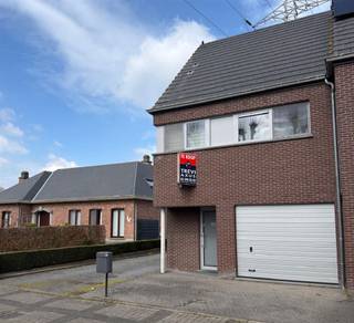<p><span>ENERGIEZUINIGE EN RECENTE WONING MET 3 SLAAPKAMERS EN TUIN OP 1A 37CA.</span></p><p><span>Deze instapklare woning met tijdloze architectuur is gelegen nabij de dorpskern van het charmante Wintam (Bornem).</span></p><p><span>De nabijheid van de N16 verzekert een vlotte bereikbaarheid.</span></p><p><span> </span></p><p><span>Gelijkvloers: Inkomhal / WC / aangename, lichtrijke leefruimte met eetplaats en salon met vloerbekleding in keramische tegels / goed uitgeruste keuken met keramische kookplaat, combi-oven, koelkast, ... / ruime berging met cv en pomp voor recuperatie regenwater / garage.</span></p><p><span>1ste verd.: Nachthal / 3 slaapkamers (4,3 x 3,2 m; 3,1 x 2,6m; 3,9 x 2,4m) / praktische badkamer met wastafel en ligbad met douchestang en wc.</span></p><p><span>2de verd.: Grote zolder met mogelijkheid tot creatie bijkomende slaapkamer mits voorzien van een trap.</span></p><p><span>Aangenaam terras en tuintje.</span></p><p><span>  </span></p>