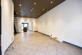 Bent u op zoek naar een woning waar u nog uw eigen stijl kan doorvoeren? Dan stellen wij u dit af te werken woning met twee slaapkamers, koer...