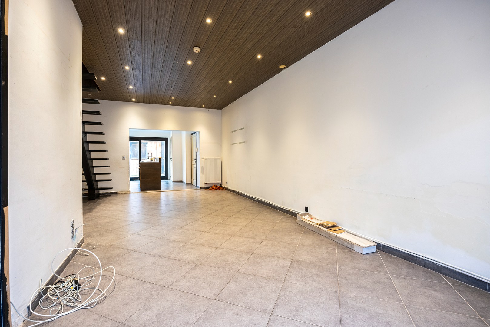 Af te werken woning met koer en tuinhuis! - foto 3