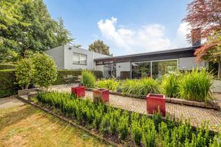 Ontdek deze karaktervolle Split-level woning met zwembad, siervijver en wijnkelder – gelegen in een groene residentiele omgeving op een ruim...