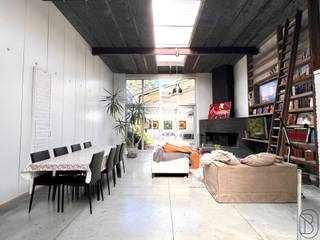UNIEKE LOFT (of atelier) met GROOT en ZONNIG TERRAS (60 m2) en STAANPLAATS op een goede ligging te Waregem! INDELING: inkom, bureauruimte...