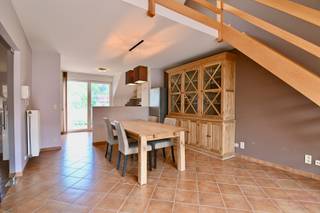 Bent u op zoek naar een ruim en instapklaar appartement op een uitstekende locatie? Dan is dit prachtige duplex appartement in de Plantenstraat te Sint-Truiden zeker een bezoek waard!<br /><br />Dit appartement geniet van een ideale ligging op wandelafstand van het bruisende stadscentrum en het station. Bovendien bevinden scholen, winkels, restaurants en alle belangrijke invalswegen zich in de directe omgeving, wat zorgt voor optimale bereikbaarheid en het ideale wooncomfort.<br /><br />Gelegen op de tweede verdieping, bereikbaar via de lift, biedt dit charmante duplex appartement maar liefst ca. 115 m² bewoonbare oppervlakte. Een extra troef is de conforme elektrische installatie, geldig tot 2030.<br /><br />We betreden het appartement via de inkomhal, die toegang geeft tot een gastentoilet en de lichtrijke leefruimte. De leefruimte met open keuken biedt voldoende plaats voor een gezellige zithoek en een ruime eetkamer. U geniet er van een aangename natuurlijke lichtinval mede dankzij de grote raampartijen, en de hoge plafonds in de mezzanine. Op dit niveau vinden we eveneens een eerste ruime slaapkamer en een verzorgde badkamer, alsook de wasplaats.<br /><br />Via de houten trap bereikt u de bovenverdieping, waar zich een ruime slaapkamer bevindt, voorzien van een eigen lavabo, alsook een open logeerruimte, die kan fungeren als bureau. Deze staat dankzij het open karakter in connectie met de leefruimte. Het appartement biedt de mogelijkheid mits een kleine aanpassing tot drie slaapkamers.<br /><br />Buiten kan u heerlijk ontspannen op het aangename terras, een ideale plek om te genieten van de rust. Het terras is achteraan gelegen in aansluiting van de leefruimte en biedt dankzij het ingesloten karakter de nodige privacy.<br /><br />Als extra troef beschikt dit appartement over een ondergrondse, ruime garagebox, én een grote bergkelder, wat een absolute meerwaarde biedt in de stad. De extra fietsenstalling vormt een opportuniteit.<br /><br />Op zoek naar een goede investering en/of een instapklare thuis? Aarzel niet en bel ons snel op 011 70 70 19 om een afspraak in de plannen.