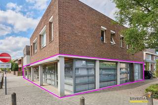<p><span>Espace commercial multifonctionnel d'une surface utile de 185m².<br /><br />Une entrée séparée donne accès à l'espace client.</span></p><p><span> </span></p><p><span>En outre, il y a actuellement des bureaux séparés et des bureaux de réception.<br /><br />A l'arrière de la zone de bureaux, il y a une cuisine et deux toilettes séparées.<br />En outre, il y a un sous-sol qui est actuellement utilisé comme espace d'archivage.</span></p><p><span> </span></p><p><span>Technique :</span></p><p><span> </span></p><p><span>+ rénové en 2003</span></p><p><span>+ pas d'obligation de rénovation car étiquette énergétique B !</span></p><p><span>+ l'installation électrique est conforme</span></p><p><span> </span></p><p><span>L'espace commercial peut être soumis à l'obligation de rénovation imposée par le gouvernement flamand pour les bâtiments non résidentiels. Pour plus d'informations, consultez le site web de l'Agence flamande de l'énergie et du climat à l'adresse https://www.energiesparen.be/nr/renovatieverplichting.</span></p><p><span> </span></p>
