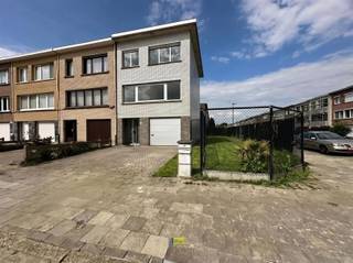 Rustig gelegen woning, halfopen bebouwing, type bel-tage woning met 3 slaapkamers, garage met sectionaalpoort, mooi terras en grote ingesloten...