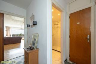 <strong>Ruim 2-slaapkamerappartement met terras en prachtig zicht – Rodekruislaan - D9, 2600 Berchem</strong><br /><br />In het hart van het geliefde Berchem, op de Rodekruislaan 3, bevindt zich dit instapklare en lichtrijke 2-slaapkamerappartement met terras en adembenemend zicht over de stad.<br /><br />Bij het betreden van het appartement komt u terecht in een ruime inkomhal. Aan de rechterzijde bevindt zich de vernieuwde, moderne badkamer, uitgerust met een inloopdouche, enkele lavabo met stijlvol meubel en aansluiting voor een wasmachine.<br /><br />De ruime en lichtrijke leefruimte wordt gekenmerkt door grote raampartijen die zorgen voor een aangename natuurlijke lichtinval. Aansluitend bevindt zich de aparte, grotendeels gerenoveerde keuken met veel opbergruimte, voorzien van een oven, koelkast, kookvuur, dampkap en enkele lavabo.<br /><br />Het appartement beschikt over twee volwaardige slaapkamers, waarvan de master bedroom directe toegang biedt tot het terras – een ideale plek om te genieten van het unieke uitzicht over de stad.<br /><br /><strong>Extra troef</strong>: een privatieve kelderberging is inbegrepen.<br /><br /><u><em><strong>Troeven:</strong></em></u><br />Gegeerde ligging in Berchem<br />Ruime, lichtrijke woonruimtes<br />Vernieuwde badkamer<br />Terras met prachtig uitzicht<br />Kelderberging inbegrepen<br /><br />Wenst u een bezoek of meer informatie? Contacteer ons gerust voor een afspraak.