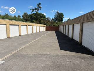Praktische, centraal gelegen private garagebox in Roeselare.Op zoek naar een veilige parkeerplaats of extra opslagruimte? Gelegen Roeselare biedt deze afgesloten garagebox de ideale oplossing voor het stallen van een wagen, fietsen of extra materiaal.Interesse? Contacteer Immo Beguin voor meer informatie: tessa@immobeguin.beTe koop via Immo Beguin, jouw vastgoedexpert sinds 2009, met kantoren in Ronse, Waregem, Kortrijk, Deinze, Doornik, Lessines, Moeskroen en Nieuwpoort.
