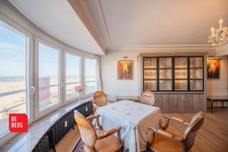 - Royaal appartement met 2 slpk - Bewoonbare oppervlakte : 133m2- Frontaal zeezicht - Privatieve kelderPrachtig groot woon-appartement, gelegen op de...