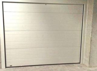 ASSISTENTIE-APPARTEMENT MET GARAGE*
Deze instapklare assistentiewoning combineert hedendaags wooncomfort met een doordachte, volledig rolstoelvriendelijke inrichting. Grote glaspartijen zorgen voor veel natuurlijk licht en een aangenaam open gevoel, met uitzicht over het centrum en het aanpalende groen. Bij dit appartement hoort een privatieve garagebox* in de kelderverdieping. *Prijs info op kantoor.
De lichtrijke leefruimte sluit aan op een volledig ingerichte open keuken en biedt alle ruimte om familie en vrienden comfortabel te ontvangen. De ruime slaapkamer is eenvoudig toegankelijk via een schuifdeur. Ook de badkamer werd praktisch en ergonomisch ingericht, met onder meer een douchezitje, noodknop en handgreep naast het toilet.
Extra comfort wordt geboden door de geautomatiseerde zonnewering, gordijnen en verlichting. Ook de gemeenschappelijke toegangsdeur opent eenvoudig met één druk op de knop.
Bewoners beschikken daarnaast over verschillende gemeenschappelijke voorzieningen. Zo zijn er een ruim terras, een verzorgde tuin, een ontmoetingsruimte met bar en salon en een aparte hobbyruimte op de derde verdieping. De volledige site is rolstoeltoegankelijk.
Veiligheid en ondersteuning staan centraal. Doorheen het appartement kan de bewoner eenvoudig het alarmsysteem activeren of rechtstreeks contact opnemen met de zorgassistent.
Deze assistentiewoning is een interessante keuze voor wie comfortabel en zelfstandig wil wonen, maar vormt eveneens een aantrekkelijke vastgoedinvestering.
Interesse? Plan uw bezoek via 09 336 16 15 of mail naar info@vastgoedunicum.be. Wij helpen u graag verder tijdens een verhelderende rondleiding ter plaatse.
Virtuele rondleiding?
https://youtube.com/shorts/2w3msPUajfw