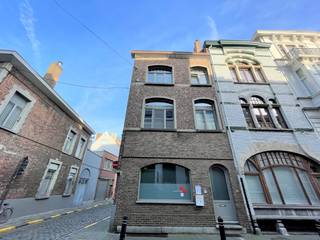 Mooie rustig gelegen praktijkruimte in hartje Gent - 100 m van Gravensteen.<br /><br />Het pand bestaat uit een inkom, 1 praktijkruimte, badkamer met douche, toilet en lavabo, keuken.<br /><br />Algemene informatie: kelder (stockage) ruimte voor fietsen- en vuilnis, onmiddellijk beschikbaar (bespreekbaar), maandelijkse kost van 100 € voor verbruik en internet,<br /><br />Mogelijkheid tot het huren van een garage 120 €/maand.<br /><br />Bezoekje mogelijk op afspraak.