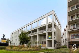 <p><strong>Ligging</strong></p>
<p><strong>Hoogwaardig wonen op een toplocatie nabij Dok Noord in Gent.</strong></p>
<p>Deze stijlvolle woning bevindt zich nabij <strong>Dok Noord</strong>, een van de meest dynamische en gegeerde locaties van Gent. Hier combineert u comfortabel en rustig wonen met alle troeven van de stad binnen handbereik. Winkels, horeca, openbaar vervoer en tal van voorzieningen bevinden zich in de onmiddellijke omgeving, terwijl het historische centrum van Gent vlot bereikbaar is.</p>
<p>De woning maakt deel uit van een hedendaags woonproject en biedt, naast een hoogwaardige private woonomgeving, toegang tot diverse <strong>gemeenschappelijke faciliteiten</strong>. Bewoners kunnen, indien gewenst, gebruikmaken van onder meer een atelier, wasplaats, groentetuin, dakterras en een uitgerust werkatelier met materialen.</p>
<p><strong>Beschrijving</strong></p>
<p>Deze <strong>hoogwaardig afgewerkte woning met 3 slaapkamers, multifunctioneel bureau en 2 terrassen</strong> onderscheidt zich door haar doordachte indeling, luxueuze afwerking en aangename buitenruimtes.</p>
<p>Op het <strong>gelijkvloers</strong> betreedt u de woning via de inkomhal met afzonderlijk toilet. Hier bevindt zich een eerste volwaardige slaapkamer, volledig ingericht met inbouwkasten en een geïntegreerd bureau. Dankzij deze inrichting kan de ruimte in een handomdraai worden omgevormd tot een comfortabele <strong>thuiswerkplek of multifunctionele ruimte</strong>.</p>
<p>Verder vindt u op deze verdieping de eetruimte met een <strong>volledig en luxueus geïntegreerde keuken</strong>. Vanuit deze leefruimte heeft u rechtstreeks toegang tot het ruime en gunstig georiënteerde terras.</p>
<p>De <strong>eerste verdieping</strong> omvat twee bijkomende slaapkamers, een afzonderlijk toilet, een berging en een volledig uitgeruste badkamer. De ruime woonkamer vormt hier een aangename tweede leefzone en sluit aan op het tweede, eveneens goed georiënteerde terras.</p>
<p>Ook aan praktische mobiliteit werd gedacht: bij de woning horen maar liefst <strong>vijf ondergrondse fietsplaatsen</strong>.</p>
<p>Een bijzondere woonst voor wie op zoek is naar <strong>hoogwaardig wonen in Gent</strong>, met drie slaapkamers, thuiswerkmogelijkheden, twee terrassen en uitzonderlijke extra voorzieningen, op een schitterende locatie nabij <strong>Dok Noord</strong>.</p>
<p>Voor meer informatie of een bezoek, contacteer <strong>Gwen Moerman: 0480 641 641</strong></p>