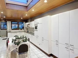 Deze half-open bebouwing heeft een praktische oprit én een inpandige garage.De woning is gelegen aan de stadsrand, net binnen de ring van Lier met...