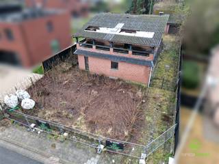 <p><span>In een rustige straat in Mechelen-Bovelingen vinden we deze af te breken gezinswoning op een groot perceel van 17a 30ca.</span></p><p><span>Na afbraak van de huidige constructies komt het perceel in aanmerking voor het verlaagd btw-tarief van 6% voor de bouw van een nieuwe woning. </span></p><p><span> </span></p><p><span>Op wandelafstand zijn er verschillende horecagelegenheden voorzien en een supermarkt.</span></p><p><span>Diverse wandel- en fietsroutes doorkruisen de omgeving en maken alle mooie plaatsen in Haspengouw vlot toegankelijk. </span></p><p><span> </span></p><p><span>De oprit van de E40 richting Luik, Leuven en Brussel ligt op slechts 10 minuutjes rijden met de auto. Ook het centrum van Sint-Truiden en Waremme ligt op minder dan 10km. </span></p><p><span> </span></p><p><span>Met een straatbreedte van ±17m en een perceeldiepte van ±110m zijn er verschillende bouwmogelijkheden. De gemeentelijke bouwvoorschriften zijn van toepassing zodat er verschillende mogelijkheden zijn qua architectuur voor de nieuwe woning.</span></p><p><span>Dankzij de zuidwestelijke oriëntatie van de tuin profiteren de nieuwe bewoners ook optimaal van de zon. </span></p><p><span> </span></p><p><span>Pluspunten:</span></p><p><span>- rustig, doch centraal gelegen</span></p><p><span>- oppervlakte van 17a 30ca</span></p><p><span>- ZW oriëntatie</span></p>