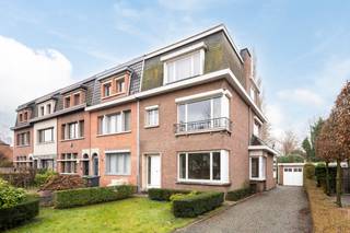 Op een centrale ligging in Kapellen bevindt zich deze halfopen bebouwing met voortuin, oprit en garage. Een woning met een sterke basis,...