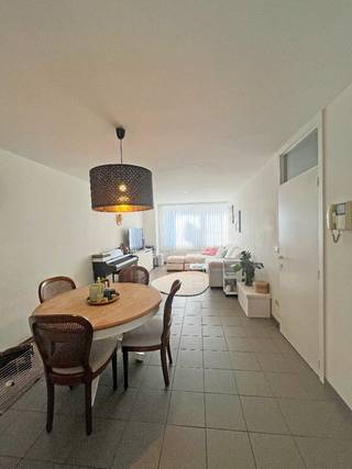 Verzorgd appartement met 2 slaapkamers in op de Markt van Pittem.We komen het appartement binnen via de inkomhal die toegang geeft tot alle ruimtes...