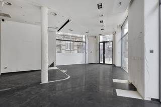 Ideaal gelegen in de prestigieuze Antoine Dansaertstraat, beschikt deze hoekwinkel met talrijke vitrines over een uitzonderlijke zichtbaarheid —...