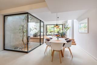 Deze prachtige woning onderging enkele jaren terug een weldoordachte en zeer kwalitatieve totaalverbouwing door MICA Concept.Het behoud van...