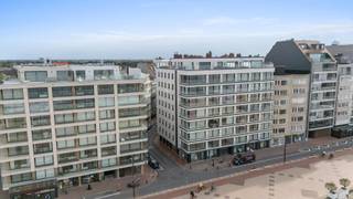 Dit zeer mooi, compleet en smaakvol gerenoveerd appartement met twee volwaardige slaapkamers en twee badkamers bevindt zich aan de Zeedijk in het Zoute. Het stijlvolle, energiezuinige appartement is gelegen tussen het Albertplein en het Driehoeksplein en biedt u zeezicht vanop de vierde verdieping. <br /><br />Indeling: inkomhal voorzien van een gastentoilet en vestiaire, ruime, zeer brede en lichtrijke woonkamer, volledig uitgeruste keuken met een werkblad in travertin en voorzien van hoogwaardige Miele-apparatuur, de master bedroom beschikt over op maat gemaakte inbouwkasten en een terras met zeezicht, aansluitende badkamer, tweede volwaardige slaapkamer met veel ingebouwde kasten, tweede badkamer.<br /><br />Daarnaast is er een kelderberging en een fietsenberging in het gebouw.<br /><br />Het gebouw werd alvast vernieuwd (nieuwe buitengevel, nieuwe terrassen met transparante balustrades, lift,…).<br /> <br />Er is de mogelijkheid tot aankoop van een staanplaats in een gebouw nabij het appartement.<br /><br />Bezoeken? Graag na afspraak met Avantimmo op het nummer 050 62 50 55<br /><br />Bekijk de video op www.avantimmo.be