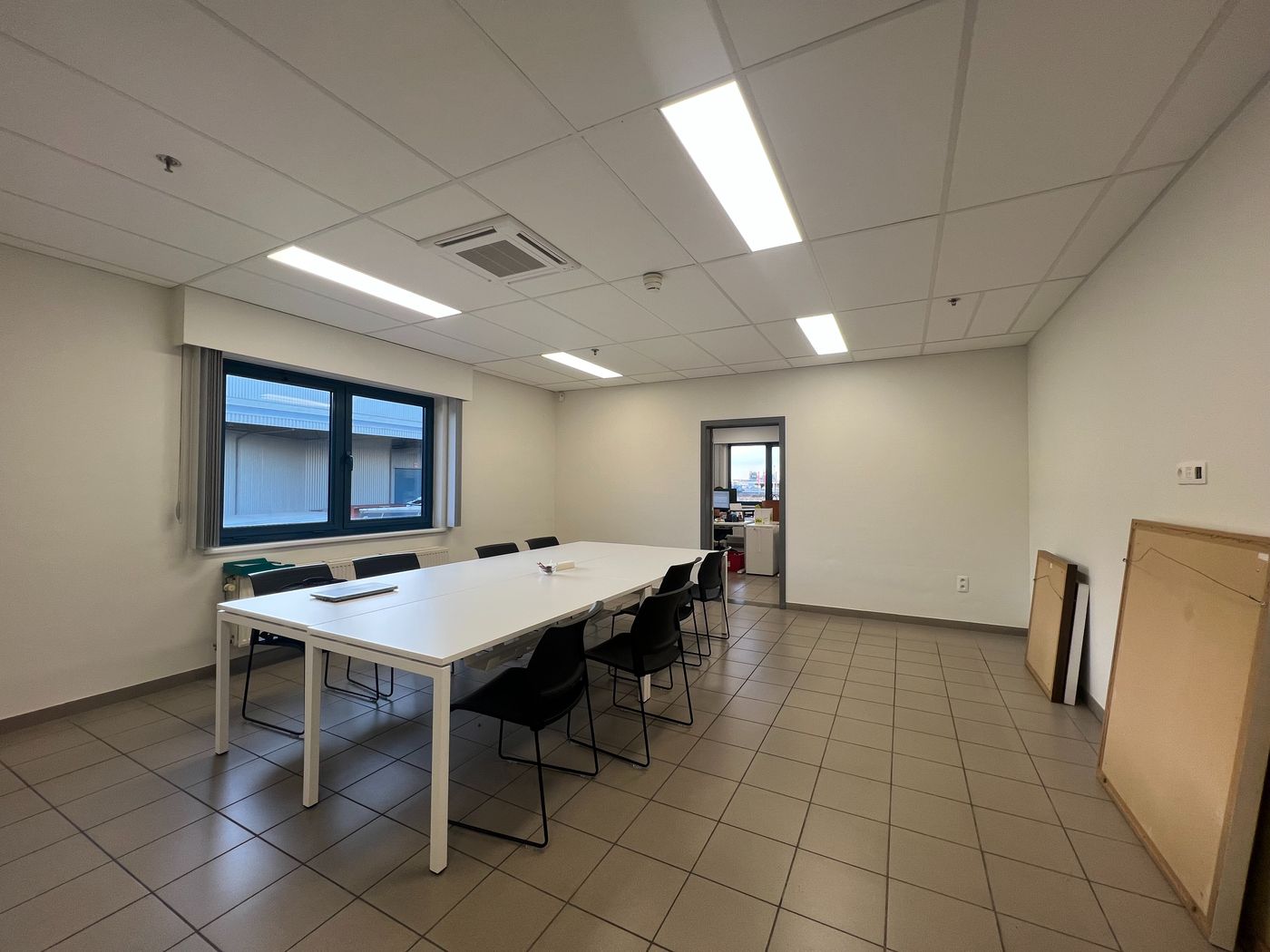 450 m² instapklaar kantoorruimte vlakbij de R4 te Desteldonk! - foto 3