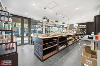 Bent u op zoek naar een zorgeloze en renderende investering op een absolute toplocatie?<br />Dit commerciële gelijkvloers, gelegen in het bruisende hart van Scherpenheuvel aan de Basilieklaan 41, biedt u een unieke kans. Deze winkelruimte wordt verkocht als investeringseigendom: de bekende Leonidas-winkel is hier reeds jarenlang gevestigd en zal het pand blijven huren. Een stabiel rendement van bijna 6% bruto is mogelijk.<br /><br />Deze handelsruimte van circa 106 m² verkeert in uitstekende staat na een grondige renovatie in 2011. Ook op technisch vlak is het pand toekomstbestendig: met een gunstig EPC-label C, een condenserende gasketel én een airco geniet de huurder van een optimaal comfort. Het gebouw is bovendien volledig asbestveilig verklaard. Je koopt hier dus een instapklaar en kwalitatieve eigendom op een strategische locatie met een bewezen commercieel succes.<br /><br /><strong><u>INDELING:</u></strong><br /><strong>Gelijkvloers:</strong> winkelruimte, keuken, toilet en 2 extra ruimtes<br /><br />Ervaar zelf de vele voordelen van deze woning tijdens een persoonlijke rondleiding.<br />Maak vandaag nog je afspraak.<br />Mail naar info@immopersyn.be of bel 013 444 008.
