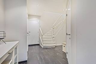 We komen de woning binnen via een ruime inkomhal met apart gastentoilet.<br />Vanuit de hal is er toegang tot de keuken, de leefruimte en de eerste badkamer op het gelijkvloers, uitgerust met een ligbad.<br /><br />De keuken werd recent volledig vernieuwd en straalt kwaliteit en comfort uit.<br />Ze is voorzien van alle moderne toestellen en sluit aan op de bijzonder ruime en <strong>lichtrijke woonkamer</strong>.<br />Via de schuifdeur in de keuken bereik je het aangename terras.<br />Daarnaast biedt de keuken ook toegang tot de <strong>garage/berging</strong>.<br /><br />Op de eerste verdieping bevinden zich <strong>drie volwaardige slaapkamers.</strong><br />Een <strong>tweede badkamer</strong>, die eveneens recent stijlvol werd gerenoveerd en is uitgerust met een douche.<br />Buiten geniet je van een gezellig en onderhoudsvriendelijk terras.<br />Bovendien is er een charmant bijhuisje met infraroodcabine, wat zorgt voor een extra vleugje luxe en comfort.<br /><br />Houten ramen met dubbel glas, CV op aardgas.<br />Bron bewoonbare oppervlakte : EPC - certificaat<br /><br />Benieuwd naar deze ruime woning?<br />Maak nu een afspraak voor een bezoek! Bel ons, 03/775.78.79<br />Ben je ook van plan jouw eigendom te verkopen? Maak een afspraak voor een gratis schatting, wij maken er samen een succesverhaal van.<br /> 