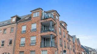 <strong>Gezellig dakappartement op de derde verdieping met twee/drie slaapkamers.</strong><br /><br />Indeling: woonkamer met open keuken en aangrenzende berging.<br />Verder zijn er twee slaapkamers, ingerichte badkamer met ligbad en apart toilet.<br />Via de trap in de woonkamer toegang naar een ruime zolderkamer.<br /><br /><strong>Mogelijkheid om garage bij aan te kopen voor 25.000 euro. </strong>