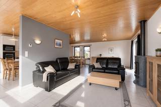 Te koop: open bebouwing in Lokeren, gelegen in een rustige residentiële wijk met uitzicht op een groene omgeving.<br /><br />Deze woning uit 1995 biedt een prachtig verzicht op de groene omgeving vanuit de tuin en leefruimte, is volledig asbestveilig en kent geen renovatieverplichting. Met maar liefst 6 mooie kamers, waarvan één op het gelijkvloers, is dit een ideale gezinswoning. De ligging in een residentiële buurt zorgt voor een rustige woonervaring, terwijl alle voorzieningen vlot bereikbaar zijn.<br /><br />Belangrijkste ruimtes:<br />• Ruime woonkamer (48 m²) met veel lichtinval<br />• Keuken (12 m²) met directe toegang tot de leefruimte<br />• Gelijkvloerse slaapkamer (11 m²)<br />• Vijf extra slaapkamers (10-15 m²) op de verdiepingen<br />• Badkamer (7 m²)<br />• Garage (35 m²)<br />• Bergingen (5 m² en 12 m²) met aansluitingen voor wasmachine en droogkast<br />• Inkomhal (9 m²)<br />• Toilet (2 m²) met handenwasser<br /><br />Troeven:<br />• Prachtig verzicht op groene omgeving vanuit de tuin en leefruimtes<br />• Geen renovatieverplichting én asbestveilig<br />• 6 mooie kamers, waarvan 1 op het gelijkvloers<br /><br />Neem vandaag nog contact op met je ERA-makelaar voor een bezoek.<br /><br />JOUW DROOMHUIS. ZO GEVONDEN!