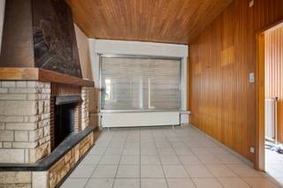 Deze te renoveren woning is gelegen in Kessel-Lo en biedt tal van mogelijkheden.Indeling:We betreden de woning via de inkomhal. Rechts van de...