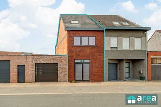 <p><span>In een rustige, kindvriendelijke straat tussen de Schotense Vaart en het bruisende centrum van Schoten vind je deze moderne gezinswoning met tuin. De woning heeft een strakke, eigentijdse gevel en is gebouwd volgens de huidige bouw- en energienormen. Dankzij de centrale ligging zijn alle voorzieningen, invalswegen (Ring en E19) en het openbaar vervoer vlot bereikbaar. Ook het centrum van Antwerpen ligt op korte afstand — ideaal voor wie rustig wil wonen met de stad binnen handbereik.<br /><br />De woning wordt verkocht casco (ruwbouw winddicht), waardoor de nieuwe eigenaar de volledige afwerking naar eigen smaak kan realiseren. Zo creëer je zelf de thuis die perfect bij jou past.</span></p><p><span> </span></p><p><span>Let op: de getoonde renders zijn illustratief. Afwerking is niet inbegrepen.</span></p><p><span>Verkoop onder het registratie-stelsel (12%)</span></p><p><span> </span></p><p><span>Grootste troeven:</span></p><p><span>-Centrale locatie</span></p><p><span>-EPB voorontwerp beschikbaar</span></p><p><span>-Tal van mogelijkheden </span></p><p><span>-Gezellige tuin (57m²)</span></p><p><span> </span></p><p><span>(Huidige) indeling:</span></p><p><span>-GLVL: ruime inkomhal (20m²) met vestiaire en bergingsmogelijkheden die toegang biedt tot het aparte WC. Aansluitend bevindt zich de keuken (10m²) die naadloos overgaat in de ruime living (35m²). Vanuit de living is er toegang tot leuke zuidwestgerichte tuin (57m²).</span></p><p><span>-V1: de nachthal geeft toegang tot de badkamer (9m²) met mogelijkheid ligbad, douche en WC alsook de 2 ruime slaapkamers (14m² & 13m²), waarvan de grotere zich aan de achterzijde bevindt en de kleinere langs voorzijde.</span></p><p><span>-V2: op het bovenste verdiep bevindt zich de 3</span><span><sup>de</sup></span><span> ruime slaapkamer (23m²).</span></p><p><span> </span></p><p><span>Voor meer informatie kan u terecht bij Area Partners. Info@area.be of 03/284.60.60</span></p>