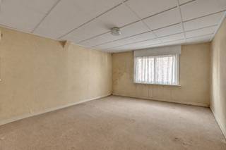 <p>Nabij de dorpskern te Vinkt, deelgemeente van Deinze, bevindt zich deze volledig te renoveren woning in de Aarseleweg. <br />Het pand is gelegen op een perceel van 320m² grond en heeft een mooie gevelbreedte.</p><p>Het gelijkvloers bestaat uit een ruime woonkamer, keuken, badkamer met douche, wasplaats en slaapkamer. <br />Verder is er nog een garage en ruime buitenberging.<br />Op de eerste verdieping bevindt zich één slaapkamer en een zolderruimte, die mogelijkheden biedt om één tot twee extra slaapkamers te creëren.<br />De woning beschikt verder over een gezellig tuintje met een zuidgerichte oriëntatie.</p><p>Vinkt ligt op korte afstand van het centrum van Deinze en heeft verder een goede verbinding richting Aalter en o.a. de E40. <br />Dat maakt deze locatie bijzonder interessant voor wie rust en vlotte bereikbaarheid wil combineren.</p><p>Bent u op zoek naar een woning die u volledig naar eigen smaak en inzicht kunt renoveren en inrichten? <br />Dan biedt deze eigendom heel wat mogelijkheden!</p>