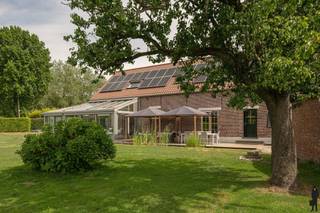 Authentieke en luxueus gerenoveerde langgevelhoeve op een domein van 6.920 m²Stap binnen in deze karaktervolle langgevelhoeve die met oog voor detail...