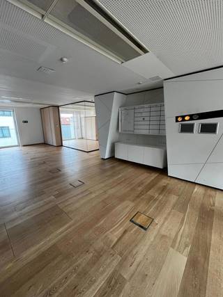 Een gebouw vol karakter, gelegen in een prestigieus gebied. De kantoren zijn ruim, licht en bieden een adembenemend uitzicht op het Stéphanieplein...