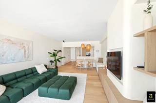 Magnifique appartement de vacances de 3 chambres à coucher, entièrement rénové dans le style du sud d'Ibiza, dans un emplacement de choix à Zeedijk-Zoute. <br />Dans les environs, vous trouverez toutes sortes de bons restaurants, bistros et de nombreuses boutiques. <br /><br />Aménagement : hall d'entrée avec vesitiare, toilettes invités, débarras pratique avec branchement pour machine à laver et sèche-linge, cuisine ouverte moderne avec îlot de cuisson et équipée de tout le confort (armoires en placage de chêne avec beaucoup d'espace de rangement, réfrigérateur à vin, robinetterie quooker, fours Miele).<br />Salle de séjour avec salon et salle à manger en parquet et avec une vue magnifique sur la mer !<br />Par le hall de nuit, on accède à 3 chambres à coucher de taille normale. Il y a 2 grandes chambres avec des lits doubles et des armoires encastrées. Les deux chambres ont leur propre salle de bains et donnent sur la terrasse arrière. <br />La chambre principale dispose d'une salle de bains attenante avec une baignoire, une douche à l'italienne en mortex et un meuble lavabo, ainsi que d'armoires supplémentaires encastrées (dressing). La deuxième chambre dispose également d'une salle de douche spacieuse.<br /> <br />La troisième chambre (pouvant accueillir un lit simple ou des lits superposés) dispose également d'une salle de douche attenante et d'une fenêtre extérieure. <br /><br />Local de rangement privé au rez-de-chaussée. Possibilité de louer un bon garage box sous la Place Albert. <br />CPE: 174kWh/m² (UC: 3382728)