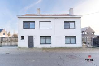 OPENHUIS 3/10/26 van 10-11UUR!<br /><br />Bent u op zoek naar een alleenstaande woning met veel ruimte, privacy en tal van mogelijkheden? Dan is deze open bebouwing in de Mosselstraat 10 te Houthulst beslist een bezoek waard.<br /><br />De woning bevindt zich op een uitzonderlijk groot perceel, een absolute troef voor wie houdt van ruimte. Er is mogelijkheid om nog een loods te bouwen, ideaal voor zelfstandigen.<br /><br />Binnenin geniet u van een ruime inkomhal met toilet, een lichtrijke leefruimte met stijlvolle ingebouwde kasten, een open keuken die naadloos aansluit op de leefruimte met een groot kookeiland, ingebouwde toestellen en voldoende kastruimte. Naast de keuken is er een berging met ingemaakte kasten. <br /><br />Op de verdieping beschikt de woning over vier volwaardige slaapkamers, een badkamer met ligbad en een dubbele wastafel. Buiten geniet u van een ruim terras wat zorgt voor privacy. Het perceel is ook volledig afgesloten met een poort. <br /><br />Troeven van deze woning:<br /><br />- Open bebouwing op een uitzonderlijk groot perceel van 1601m²<br />- Mogelijkheid tot het bouwen van een loods<br />- Lichtrijke leefruimte met ingebouwde kasten<br />- Open keuken<br />- 4 volwaardige slaapkamers<br />- Badkamer met ligbad en dubbele wastafel<br />- Ruim terras<br />- Zonnepanelen<br />- Volledig afgesloten met een poort voor extra privacy<br /><br /><br />📞 Interesse? Contacteer Thijs, Friedel of Nina:<br />📲 051 57 54 61<br />📧 thijs@grouptrybou.be | friedel@grouptrybou.be | nina@grouptrybou.be