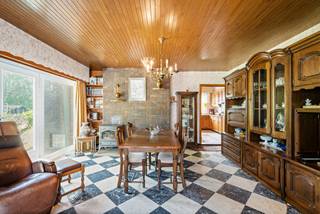 Te renoveren woning op een ruim perceel van 1.828 m² in een groene omgeving te Balen. Deze compacte gezinswoning beschikt over een inkomhal, leefruimte, keuken met ontbijthoek, badkamer, veranda, berging, drie slaapkamers, een inpandige garage en een kelder.<br /><br />Gelijkvloers<br />Via de inkomhal betreedt u de gezellige leefruimte, bestaande uit een zithoek en een eetkamer. Aansluitend bevindt zich de keuken met een praktische ontbijthoek, ideaal voor een snelle start van de dag. Vanuit de keuken en de veranda geniet u van een mooi uitzicht op het achterliggende groen en de omliggende natuur. Verder beschikt het gelijkvloers over een handige berging/wasplaats en een badkamer, uitgerust met een bad met geïntegreerde douche en een enkele wastafel.<br /><br />Verdieping<br />De trap in de inkomhal brengt u naar de eerste verdieping. Hier bevinden zich drie slaapkamers, die tal van mogelijkheden bieden voor een gezin, hobbyruimte of thuisbureau.<br /><br />Extra troeven<br />De woning beschikt over een inpandige garage en een praktische kelder, waardoor er voldoende opslagruimte aanwezig is.<br /><br />Dankzij de landelijke ligging en de zuidoost georiënteerde tuin kunt u hier in alle rust genieten van de groene omgeving en het buitenleven.<br /><br />Bijzonderheden:<br />* Verwarming op stookolie<br />* Renovatieverplichting<br />* Landelijke omgeving<br />* Praktische compacte woning<br />* Ruim perceel van 1.828m²