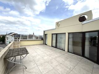 Op een uitstekende locatie nabij de Coupure, het Groenevalleipark en het Begijnhof bevindt zich dit uitzonderlijke penthouse appartement.<br />Een absolute troef is het prachtige uitzicht op de historische torens van Gent, gecombineerd met maar liefst ca. 60 m² aan zonovergoten terrassen.<br /><br />Het appartement omvat een inkomhal, een ruime en lichtrijke leefruimte, keuken, twee slaapkamers, douchekamer en een apart toilet. Dankzij de grote raampartijen en de royale buitenruimtes geniet u hier van een uniek gevoel van licht, ruimte en privacy.<br /><br />Bewoonbare oppervlakte van circa 100 m² en meerdere terrassen voor- en achteraan het appartement.<br /><br /><u><strong>Algemene info:</strong></u>
<ul>
	<li>Ruime terrassen van ca. 60 m²</li>
	<li>Topligging nabij Coupure, Groenevalleipark en Begijnhof</li>
	<li>Privatieve kelderberging</li>
	<li>Ondergrondse staanplaats bijkomend aan te kopen aan €30.000</li>
	<li>EPC: 508 kWh/m² jaar. (renovatieverplichting)</li>
	<li>Door het plaatsen van een nieuwe verwarmingsinstallatie kan er een aanzienlijke energetische verbetering worden gerealiseerd, waarbij een <strong>EPC-label B </strong>binnen handbereik ligt.</li>
</ul>
<br />Een zeldzame opportuniteit voor wie op zoek is naar een penthouse, uitzonderlijke buitenruimte en een unieke ligging in het hart van Gent.<br /><br />Absoluut een bezoek waard!