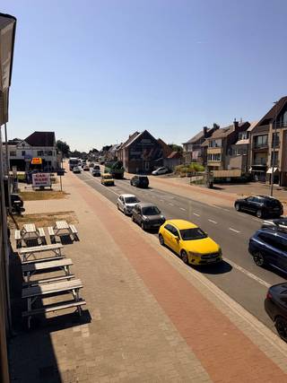 Bent u op zoek naar de perfecte uitvalsbasis voor uw onderneming, gecombineerd met de mogelijkheid om te wonen? Dan vormt dit commerciële pand aan de bruisende Brakelsesteenweg in Ninove een buitengewone kans. Dankzij de strategische ligging langs een drukke invalsweg met enorm veel passage en maximale visibiliteit, geniet uw zaak hier dagelijks van een optimale visuele aanwezigheid. Parkeergelegenheid vlak bij de deur zorgt bovendien voor een uitstekende toegankelijkheid voor zowel klanten als medewerkers.
Met een totale commerciële oppervlakte van 200 m² en een slimme, veelzijdige indeling biedt dit pand talloze mogelijkheden. Of u nu droomt van een ruime winkel, een representatief kantoor, een moderne showroom of een praktijk voor een vrij beroep: de aanwezige infrastructuur, waaronder reeds aanwezige airconditioning, staat garant voor een hedendaags en comfortabel werkklimaat.
Bij het betreden van het pand komt u terecht in een uitnodigende onthaal- en ontmoetingsruimte met een grote, aantrekkelijke etalage die meteen de aandacht trekt. Aansluitend bevindt zich de royale showroom/winkelruimte en een kantoorgedeelte, uitermate geschikt om uw goederen of diensten in de kijker te zetten. Verschillende praktische bergingen en stockage-ruimtes maken het gelijkvloers compleet en zorgen voor een uiterst functionele werkplek.
Boven de commerciële ruimte bevindt zich een volwaardig en zeer ruim TE RENOVEREN woongedeelte. Hier beschikt u over een gezellige leefruimte, een ingerichte keuken en een badkamer. Met maar liefst vier volwaardige slaapkamers is er aan ruimte geen gebrek. Als kers op de taart beschikt het woongedeelte over een aangenaam terras, waar u in alle rust kan ontspannen na een drukke werkdag.
Kortom: eenuitzonderlijk vastgoedaanbod op een absolute toppasage-locatie in Ninove, waar werken, ondernemen en comfortabel wonen naadloos samenkomen.
Interesse? Maak dan een afspraak met het CasaVista Team via 054 41 25 00 of mail naar info@casavista.be en ontdek met vastgoedmakelaar CEDRIC tijdens een plaatsbezoek het enorme potentieel van dit veelzijdige pand.