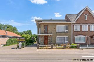 Deze te renoveren woning is gelegen in het centrum van Opoeteren (Maaseik).<br /><br />Het bouwjaar van de woning is 1960. De perceeloppervlakte bedraagt 6a51ca en de bewoonbare oppervlakte is 177m².<br /><br />De woning is als volg ingedeeld: inkomhal, leefruimte met zit- en eethoek, keuken, bijkeuken/wasplaats en toilet.<br />Op de bovenverdieping zijn er 3 slaapkamers en een badkamer.<br /><br />De tuin is georiënteerd op het zuidoosten, waardoor je optimaal kan genieten van de zon. De ruime garage biedt voldoende ruimte voor het stallen van een auto en extra opbergruimte. <br /><br />De woning is gelegen in een rustige buurt, dicht bij scholen, winkels en openbaar vervoer. <br /><br />PLUSPUNTEN<br />* Ruime woning met veel mogelijkheden<br />* 3 slaapkamers<br />* Tuin op zuidoosten<br />* Rustige omgeving<br />* ... <br /><br />Kortom, deze woning in Opoeteren biedt alle comfort en ruimte die je nodig hebt voor een aangenaam gezinsleven. Met een ruime tuin, terras, garage en 3 slaapkamers is het een ideale plek om te wonen.