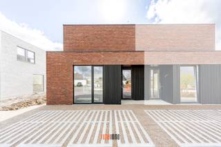 Deze nieuwbouwwoning biedt een sterke combinatie van moderne architectuur, comfort en hoog energie- en woontechnisch niveau in een goed bereikbare, groene locatie in Wingene. <br /><br />De woning is ideaal voor een gezin, die op zoek is naar ruime, lichtrijke ruimtes met een zuidgerichte tuin, in een kwalitatieve nieuwbouwsetting. <br />Dankzij de aandacht voor afwerking, duurzame technieken en de perfecte locatie, is de woning zowel aantrekkelijk als toekomstgericht.<br /><br />Woonindeling:<br />Inkomhal met vestiaire en gastentoilet, eet- en leefruimte met open ingerichte keuken met aansluitend een ruime berging/wasplaats. <br />Op de verdieping hebben we 3 volwaardige slaapkamers, badkamer met dubbele lavabomeubel, ligbad en inloopdouche en apart toilet op de hal en een technische ruimte waar alle technieken worden voorzien (ventilatiesysteem D, vloerverwarming, zonnepanelen, warmtepomp type lucht/water).<br /><br />De woning beschikt daarnaast over een zuidgerichte tuin &amp; terras en privatieve parkeerplaatsen vooraan.<br /><br />Een belangrijk pluspunt van deze woning is dat de koper nog inspraak heeft in de binnenafwerking.<br />Vloeren, keuken en badkamer kunnen volledig worden gekozen volgens uw persoonlijke stijl en budget. Zo creëert u een woning die volledig aansluit bij uw eigen woonwensen — van modern minimalistisch tot warm en landelijk.<br /><br />Meer info en/of een plaatsbezoek, neem gerust contact op 0470 50 50 50 of info@futurimmo.be.