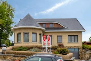 Kom deze woning ontdekken op 27/10 tussen 16u en 17u30 (enkel op afspraak). <br /><br />Op zoek naar een solide woning met karakter, ruimte én mogelijkheden om wonen en werken te combineren? Deze eigendom in Onkerzele, een deelgemeente van Geraardsbergen, biedt heel wat troeven voor wie op zoek is naar een ruime gezinswoning met extra werk- of opslagruimte.<br /><br />De woning is stevig gebouwd en goed onderhouden, maar kan hier en daar nog naar eigen smaak worden opgefrist. Dankzij de combinatie van de ruime woonvertrekken, meerdere slaapkamers, een inpandige garage en een magazijn van maar liefst 80 m² zijn de mogelijkheden bijzonder veelzijdig.<br /><br />Geen renovatieplicht! EPC C!<br /><br />INDELING:<br />Gelijkvloers:<br />* inkomhal met gastentoilet<br />* leefruimte<br />* keuken<br />* bureauruimte <br />* slaapkamer 1<br />* slaapkamer 2<br />* vernieuwde badkamer met inloopdouche<br /><br />Eerste verdieping:<br />* ruime nachthal<br />* slaapkamer 3<br />* slaapkamer 4<br />* zolderkamer <br /><br />Kelderverdieping:<br />* inpandige garage <br />* kelder<br /><br />Exterieur:<br />* magazijn van 80 m²<br />* terras en vernieuwde oprit <br />* tuin <br /><br />ALGEMENE INFORMATIE<br />* dak vernieuwd<br />* epc C<br />* centrale verwarming op aardgas <br />* nieuwe gasketel 2022<br />* dubbel glas, PVC ramen<br />* rolluiken aanwezig<br />* stadswater<br />* regenwaterput <br />* waterontharder aanwezig<br /><br /><br />Bestuursmaatregelen in het maatregelenregister: nee