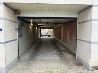 In Residentie Harbour worden deze 2 aanpalende autostaanplaatsen en privatieve kelderberging allen samen te koop aangeboden.De buitenstaanplaatsen...