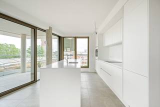 De Bonnefant, wonen in het midden van de stad en toch omgeven door groen. Tussen de gebouwen van de De Bonnefant is een groene doorsteek gecreëerd die de Demerstraat rechtstreeks verbindt met het Begijnhof. Een extra groene beleving is verzekerd door de twee gemeenschappelijke binnentuinen bovendien hebben veel appartementen een terras met geïntegreerde plantenbakken en automatisch beregeningssysteem.<br /><br />Het bestaande RTT-gebouw is volledig gerenoveerd met het behoud van iconiciteit en verder uitgebreid met energiezuinige nieuwbouw. Dit wordt aangeboden met een prachtig afgewerkte en beveiligde gemeenschappelijke inkomhal, ruime ondergrondse parkeerplaats en verschillende privatieve fietsenstallingen.<br /><br /><br />Appartement met wintertuin A4.Ap.05 - 4e verdieping - Gebouw A<br /><br />- bewoonbare oppervlakte: 137m²<br />- oppervlakte terras: 24m²<br />- ruime en lichtrijke leefruimte met open keuken en kookeiland<br />- masterbedroom met inloopdressing en ensuite-badkamer met dubbel wastafel, ligbad en inloopdouche<br />- 2e slaapkamer met ensuite badkamer<br />- berging<br />- prachtig terras met verschuifbare, glazen panelen<br />- privatieve, ondergrondse autostaanplaatsen bij aan te kopen.<br /><br />6% BTW (onder voorwaarden). Ideale investeringsopbrengst.<br />Wenst u meer informatie over dit uitzonderlijk project, ontvangen we u graag op afspraak op ons kantoor.<br />Contacteer ons telefonisch 011/36 86 86 of via email: vastgoed.hasselt@hillewaere.be<br />Tot binnenkort !