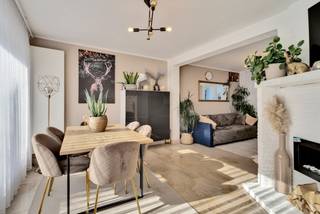 Ben je op zoek naar een charmante, instapklare woning op een rustige locatie in Bavikhove? Dan is deze gezellige woning misschien iets voor jou! Dankzij de 3 slaapkamers, 2 badkamers, conforme elektrische keuring en aangename tuin met achteruitweg is dit een ideale woning voor starters of wie op zoek is naar een gezinswoning.<br /><br />TROEVEN<br />* EPC-label B<br />* Elektrische installatie conform<br />* 3 slaapkamers<br />* 2 badkamers<br />* Handige achteruitweg<br />* Rustige ligging in Bavikhove<br /><br />INDELING<br />Via de inkomhal kom je terecht in de gezellige leefruimte, die aansluit op de volledig vernieuwde keuken. Op het gelijkvloers bevindt zich daarnaast een apart toilet en een eerste badkamer, uitgerust met een lavabo en douche.<br />Via de keuken is er toegang tot de koele kelder, ideaal als extra bergruimte.<br /><br />Op de eerste verdieping bevinden zich twee volwaardige slaapkamers en een tweede badkamer.<br />De zolderverdieping werd volledig ingericht als derde slaapkamer. <br /><br />Als kers op de taart beschikt de woning over een aangename tuin met tuinberging en achteruitweg. <br /><br />Op zoek naar een instapklare woning met 3 slaapkamers en 2 badkamers in Bavikhove? Neem dan vandaag nog contact op met VLAEMYNCK VASTGOED en plan uw bezoek in!<br /><br />*Stedenbouwkundige inlichtingen in aanvraag