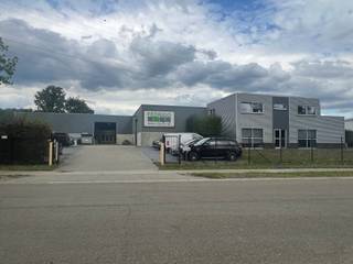 Semi-industrieel gebouw met appartement gelegen op het industrieterrein Genk-Zuid, op enkele kilometers van zowel de E313 als de E314 (met...