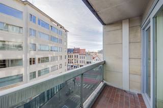 <p><span>Dit r</span><span>ecent volledig gerenoveerde appartement </span><span>is gelegen op de </span><span>vierde verdieping</span><span> van een hoekgebouw aan de Helmstraat in </span><span>Borgerhout</span><span>. </span></p><p><span> </span></p><p><span>Tal van </span><span>winkels</span><span>, het </span><span>openbaar vervoer</span><span> en </span><span>belangrijke invalswegen</span><span> vind je in de directe omgeving en op amper 5 minuutjes ben je in het </span><span>centrum van de stad</span><span>. </span></p><p><span> </span></p><p><span>Het appartement is heeft </span><span>twee aangename slaapkamers</span><span>. Centraal in het appartement bevindt zich de lichtrijke leefruimte met aansluitend terras. </span></p><p><span> </span></p><p><span>Kortom, een ideaal appartement voor </span><span>starters </span><span>of </span><span>investeerders</span><span>!</span></p><p><span> </span></p><p><span>Indeling</span></p><p><span>- inkomhal met ingebouwde kasten</span></p><p><span>- apart gastentoilet</span></p><p><span>- ruime woonkamer en eetkamer </span></p><p><span>- geïnstalleerde keuken</span></p><p><span>- slaapkamer 1 </span></p><p><span>- slaapkamer 2 </span></p><p><span>- badkamer met regendouche</span></p><p><span>- handige kelderberging</span></p><p><span> </span></p><p><span>Troeven</span></p><p><span>- volledig gerenoveerd appartement (2025)</span></p><p><span>- gunstig EPC label B </span></p><p><span>- elektriciteit conform AREI</span></p><p><span>- geen asbest</span></p><p><span>- centrale ligging vlakbij Antwerpen centrum</span></p><p><span>- 2 slaapkamers </span></p><p><span> </span></p><p><span>Ben jij geïnteresseerd in dit appartement te koop in Borgerhout, ben je op zoek naar ander vastgoed, een investering of wens je de waarde van jouw eigendom te kennen? Dan ben je bij BOLT immo aan het juiste adres! Wij helpen jou graag verder.</span></p><p><span> </span></p>