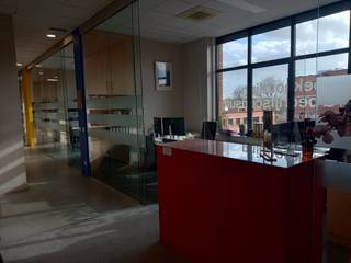 Instapklare kantoorruimte op campus Blairon te Turnhout. <br /><br />Deze kantoorruimte is bestemd voor grote en kleine ondernemingen. Op de campus bevinden zich betalende parkeerplaatsen en een gratis fietsenstalling, waarvan u gebruik kan maken. <br />Daarnaast bevindt er zich ook een gemeenschappelijk sanitair en beschikt het over een alarmsysteem en zonnewering. <br />Er kan gebruik gemaakt worden van een dienstverlening zoals gemeenschappelijke ruimtes, vergaderzalen, ICT-infrastructuur, beveiliging via alarminstallatie, etc. <br /><br />Bijzonderheden:<br />* Voorschotten voor nutsvoorzieningen <br />* Voorschotten brandverzekering en onroerende voorheffing